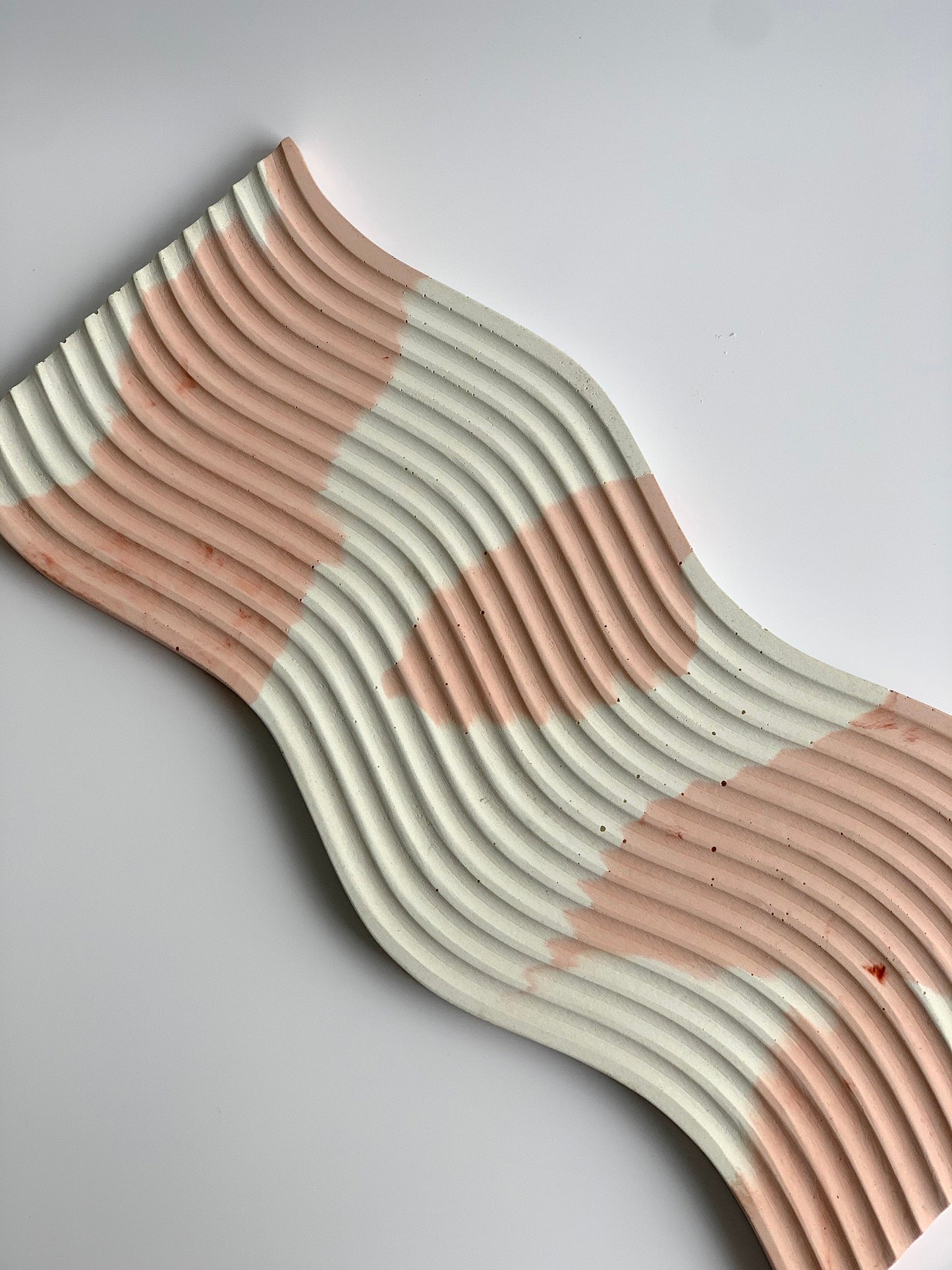 Minimalist Wave Tray